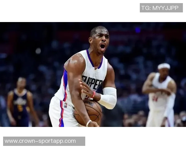 保罗重返快船基地训练展现老炮风采双手暴扣引发球迷热议